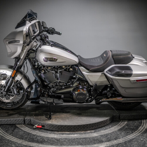 2023 CVO™ Street Glide® (FLHXSE) thumb 1