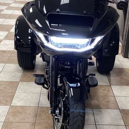 2026 Harley-Davidson® Road Glide 3 Vivid Black thumb 2