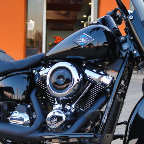 2025 Harley-Davidson® Heritage Classic Vivid Black w/Laced Wheels thumb 3