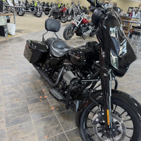 2018 Harley-Davidson® Street Glide® Special Vivid Black thumb 3