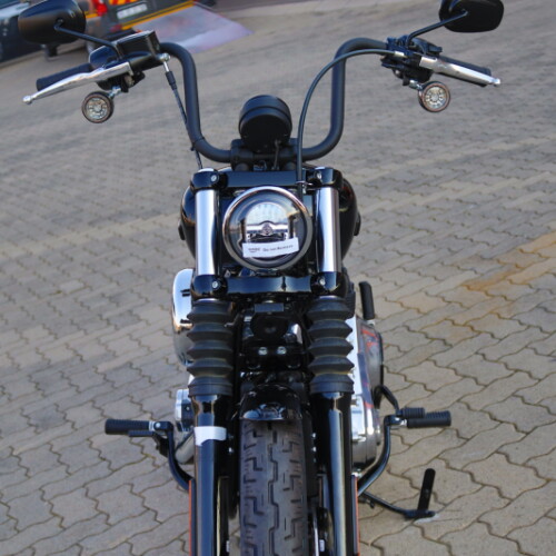 2025 Harley-Davidson® Street Bob™ Vivid Black w/Laced Wheels thumb 2