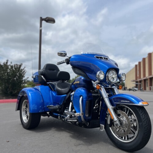 2017 Harley-Davidson® FLHTCUTG Tri Glide® Ultra BNVLBLU/FTM BLU 859517 thumb 3
