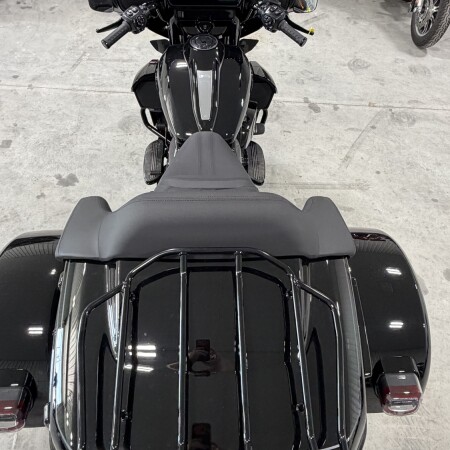2026 Harley-Davidson® Street Glide 3 Limited Vivid Black (Black Finish w/Cast Wheels) thumb 3
