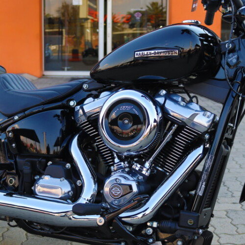2025 Harley-Davidson® Street Bob™ Vivid Black w/Laced Wheels thumb 3