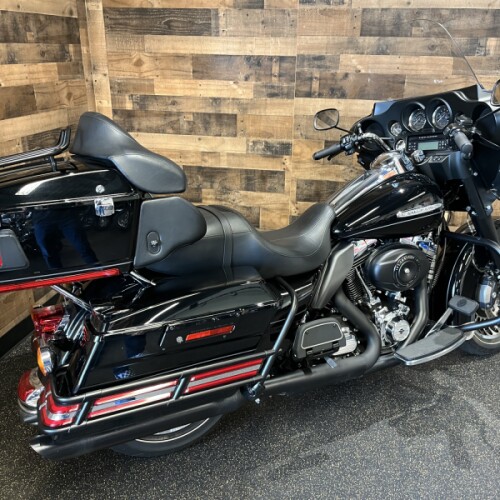 2011 Harley-Davidson® Electra Glide® Ultra Limited Vivid Black FLHTK thumb 2