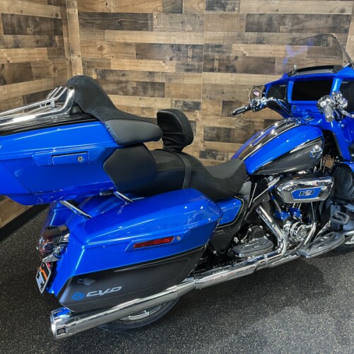 2026 Harley-Davidson® CVO Street Glide Limited Electric Coast CVO Two-Tone FLHXLSE thumb 2