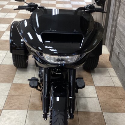 2026 Harley-Davidson® Road Glide 3 Vivid Black thumb 3