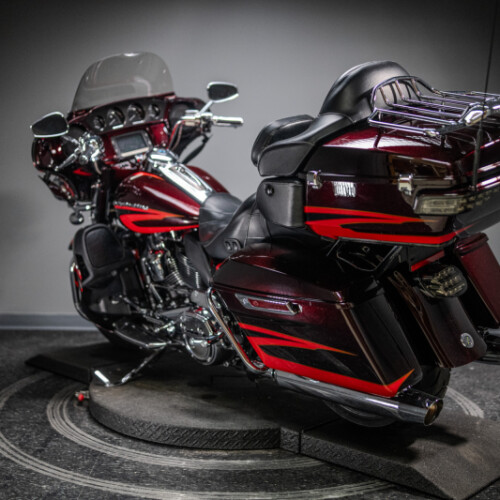 2017 CVO™ Limited (FLHTKSE) thumb 0