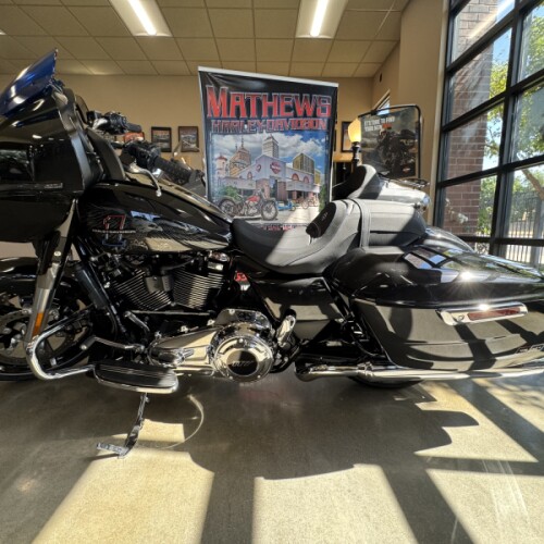 2026 Harley-Davidson® Street Glide® Midnight Ember Chrome Trim thumb 3