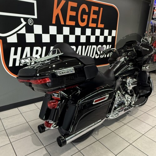 2016 Harley-Davidson® Road Glide® Ultra Vivid Black thumb 2