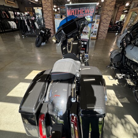 2026 Harley-Davidson® Street Glide® Midnight Ember Chrome Trim thumb 1