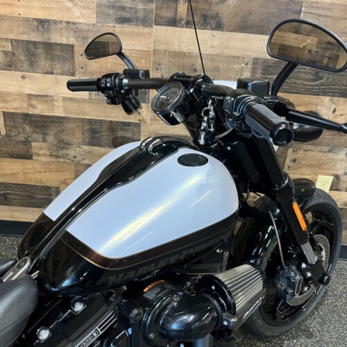 2017 Harley-Davidson® CVO™ Pro Street Breakout® White Gold Pearl/Starfire Black FXSE thumb 2
