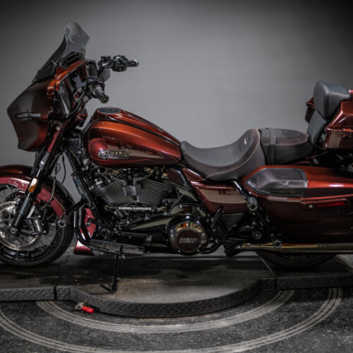 2024 CVO™ Street Glide® (FLHXSE) thumb 2
