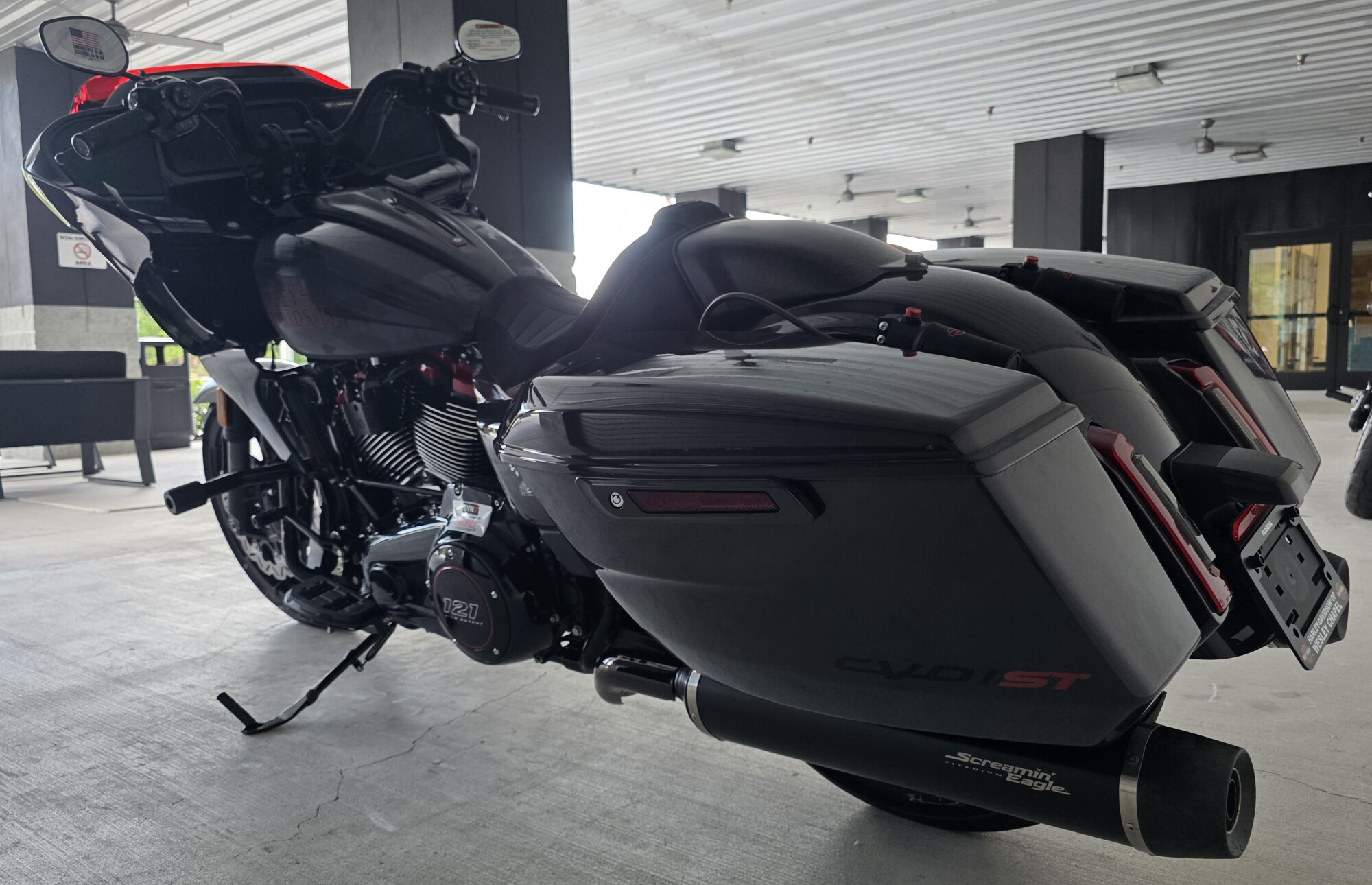 2026 Harley-Davidson® CVO Road Glide ST Inferno Gray, photo 8