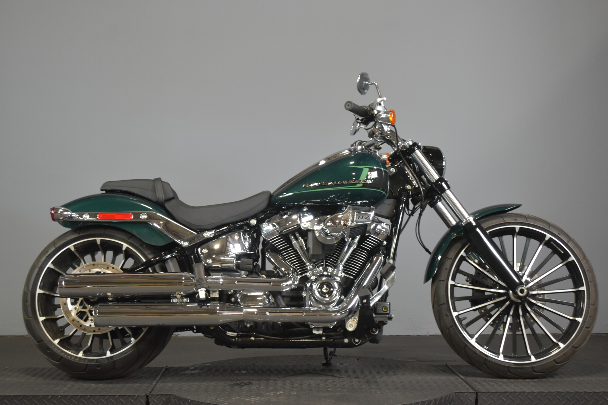 2024 Harley-Davidson® Breakout® 117 Alpine Green | Desert Wind