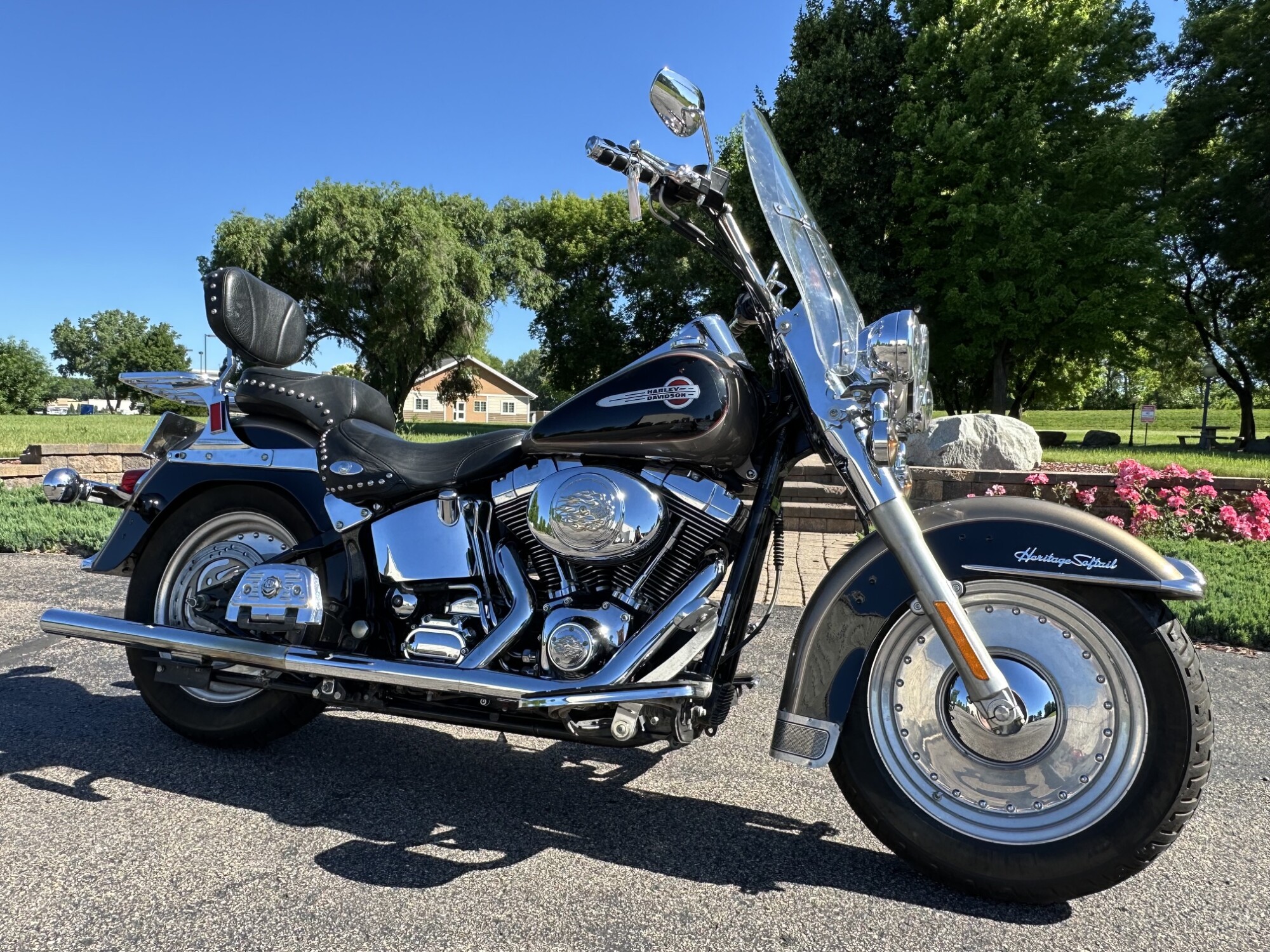 2004 Harley-Davidson® Heritage Softail® Classic Two-Tone Smokey Gold and Vivid Black