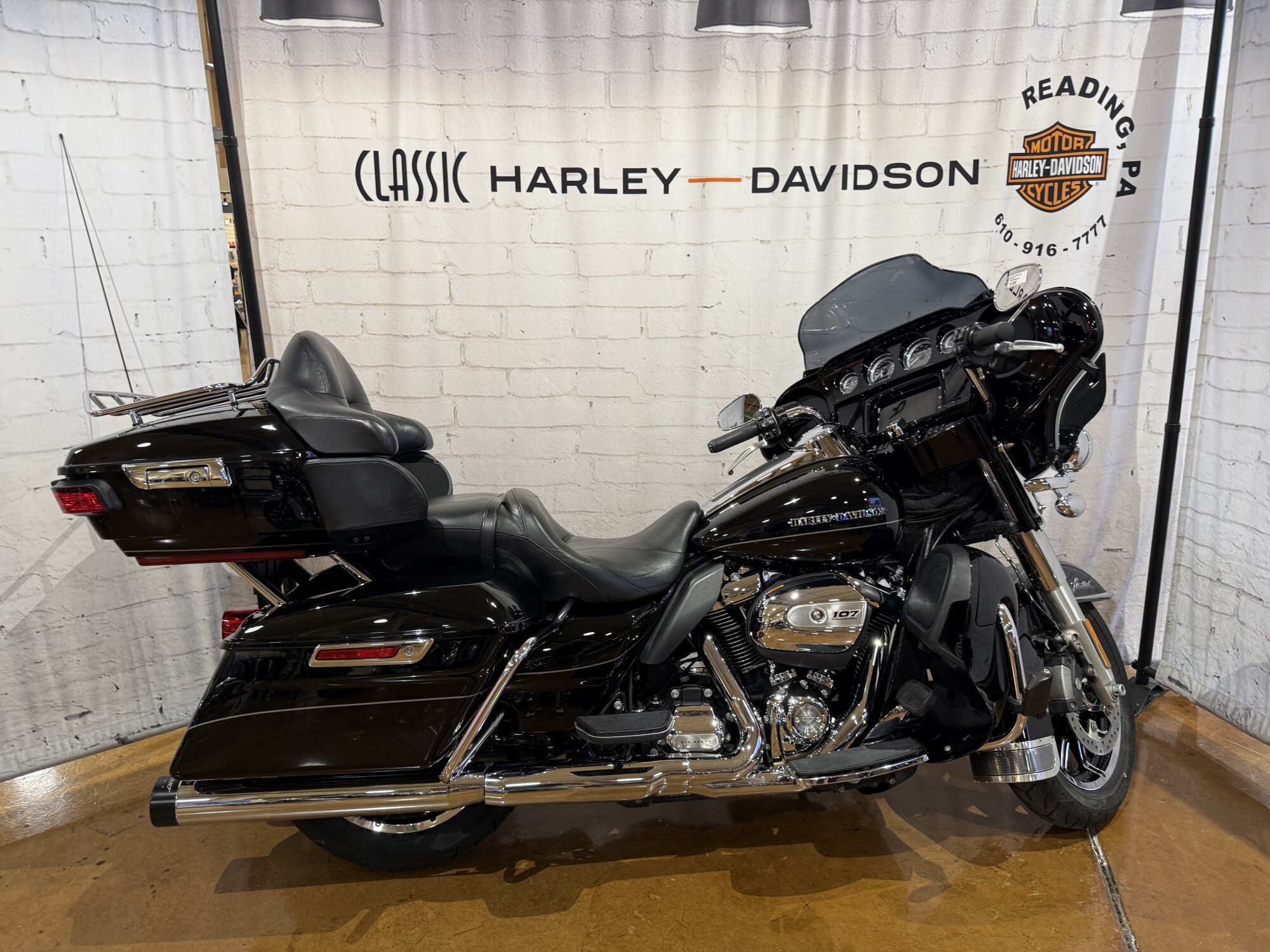2017 Harley-Davidson® Ultra Limited Two-Tone Black Hills Gold/Black Quartz