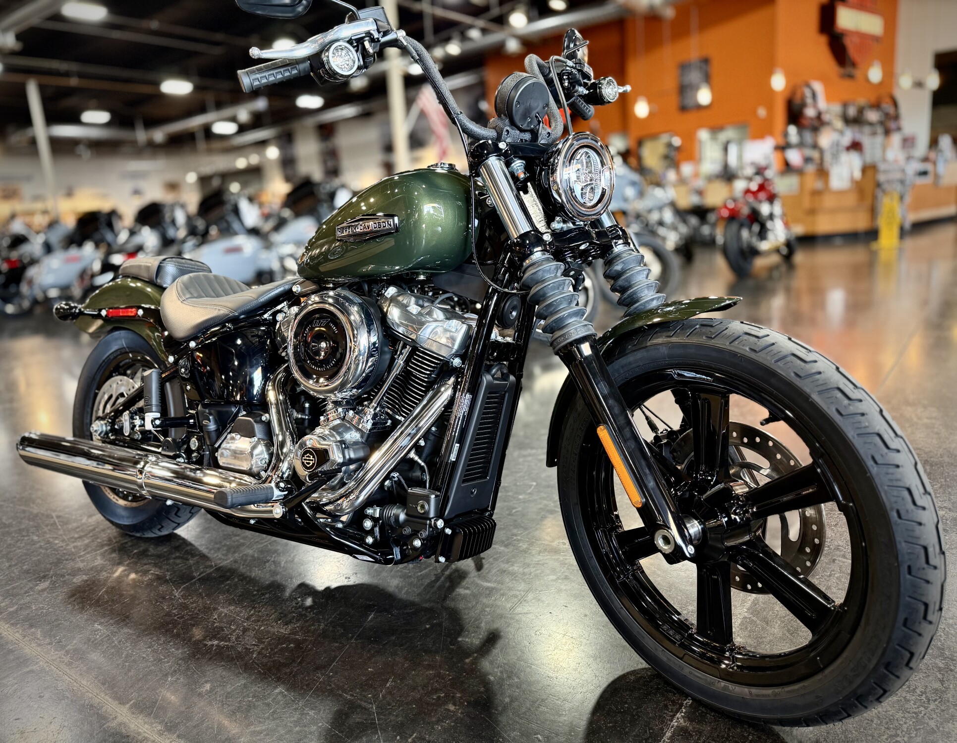 2026 Harley-Davidson® Street Bob® Olive Steel Metallic Chrome Cast Wheels