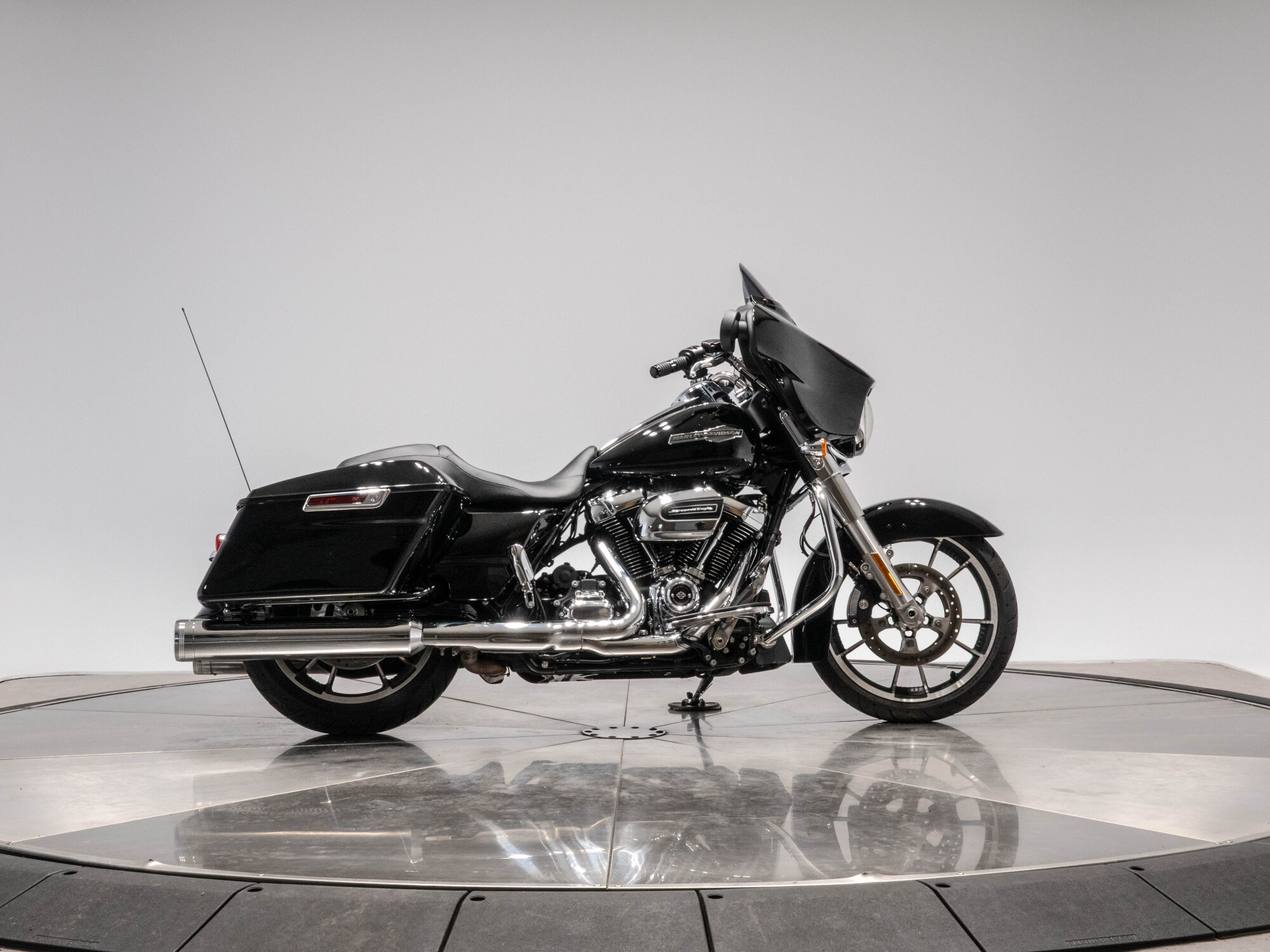 2021 HARLEY-DAVIDSON FLHX STREET GLIDE in Vivid Black