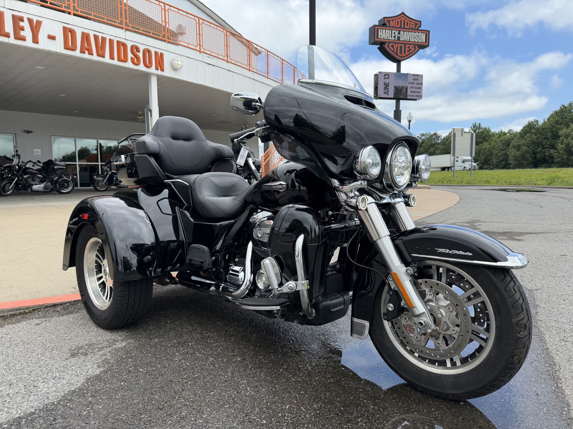 2021 Harley-Davidson® Tri Glide® Ultra Vivid Black