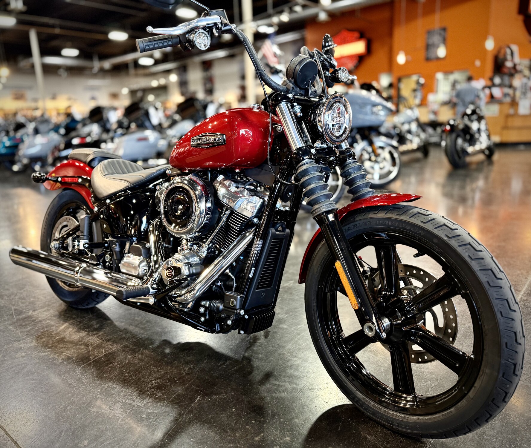 2026 Harley-Davidson® Street Bob® Brilliant Red Chrome Cast Wheels