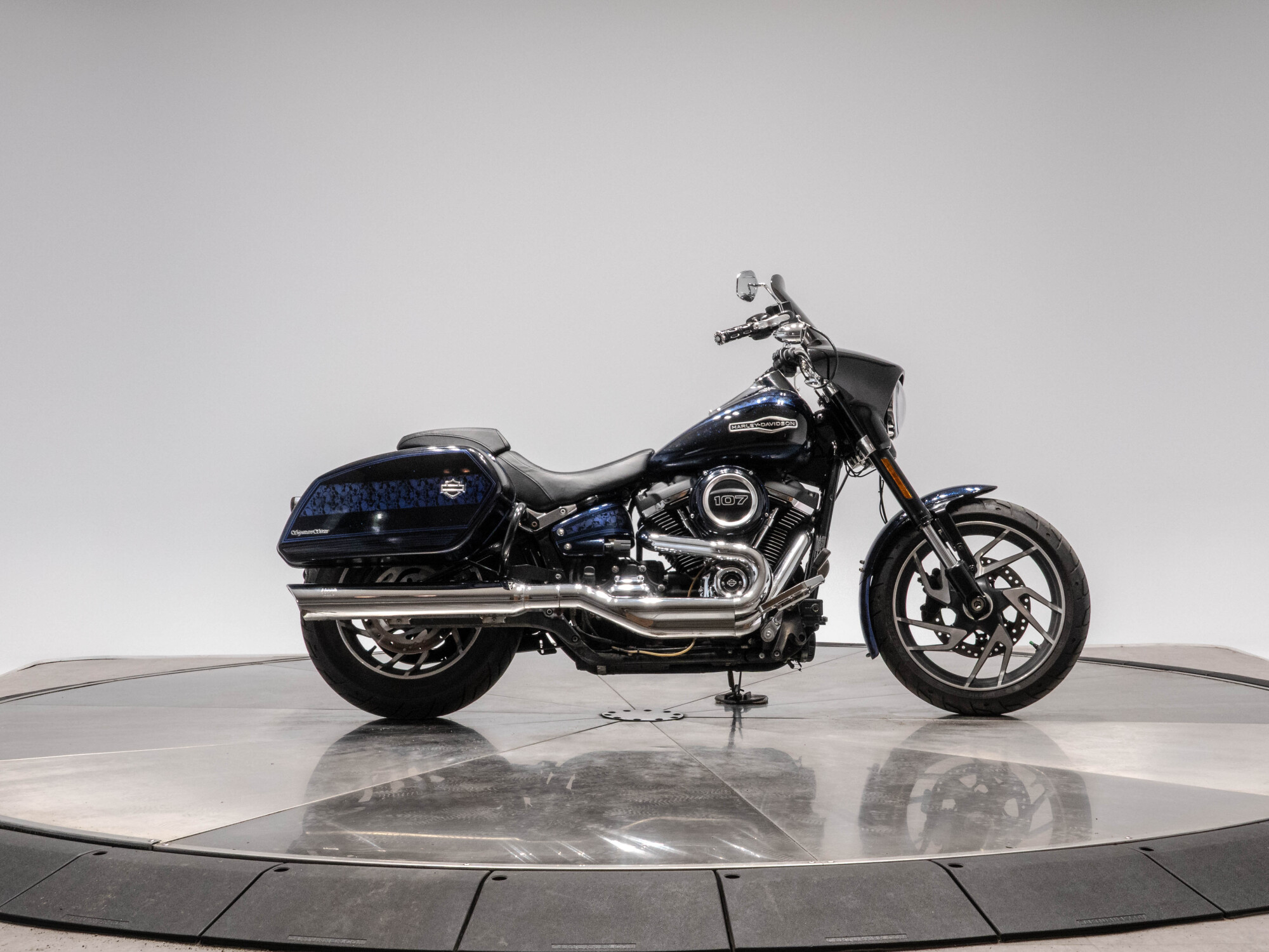 2019 HARLEY-DAVIDSON FLSB SPORT GLIDE in VIVID BLACK