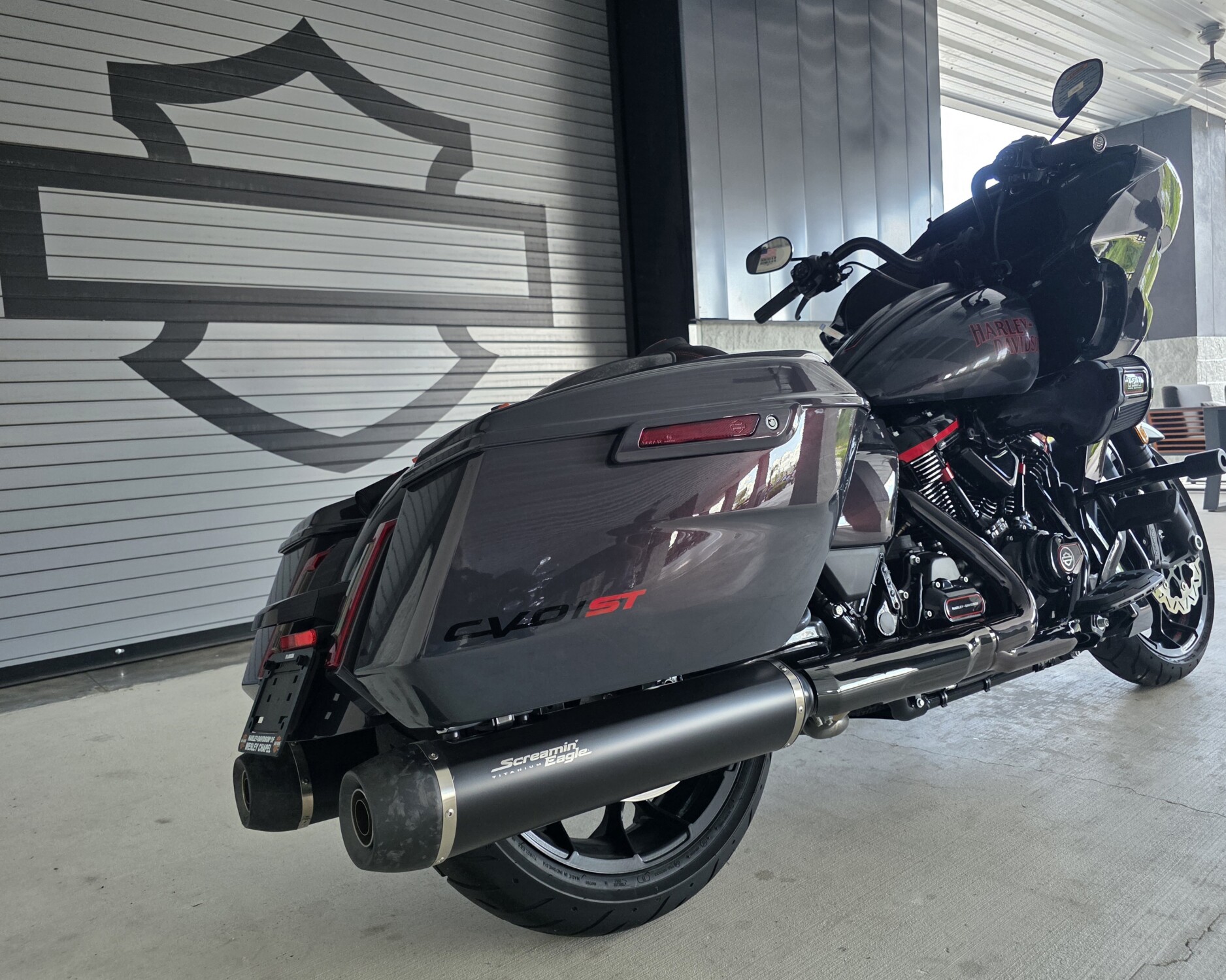2026 Harley-Davidson® CVO Road Glide ST Inferno Gray, photo 7