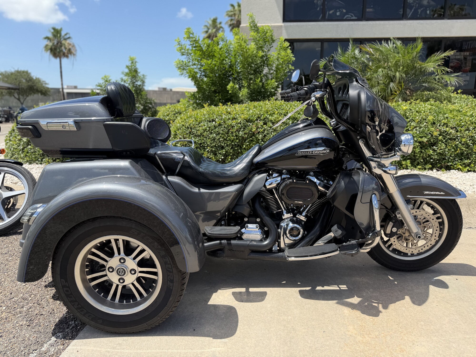 2021 Harley-Davidson® Tri Glide® Ultra GAUNT GRY MET/VIV BK W/12 D