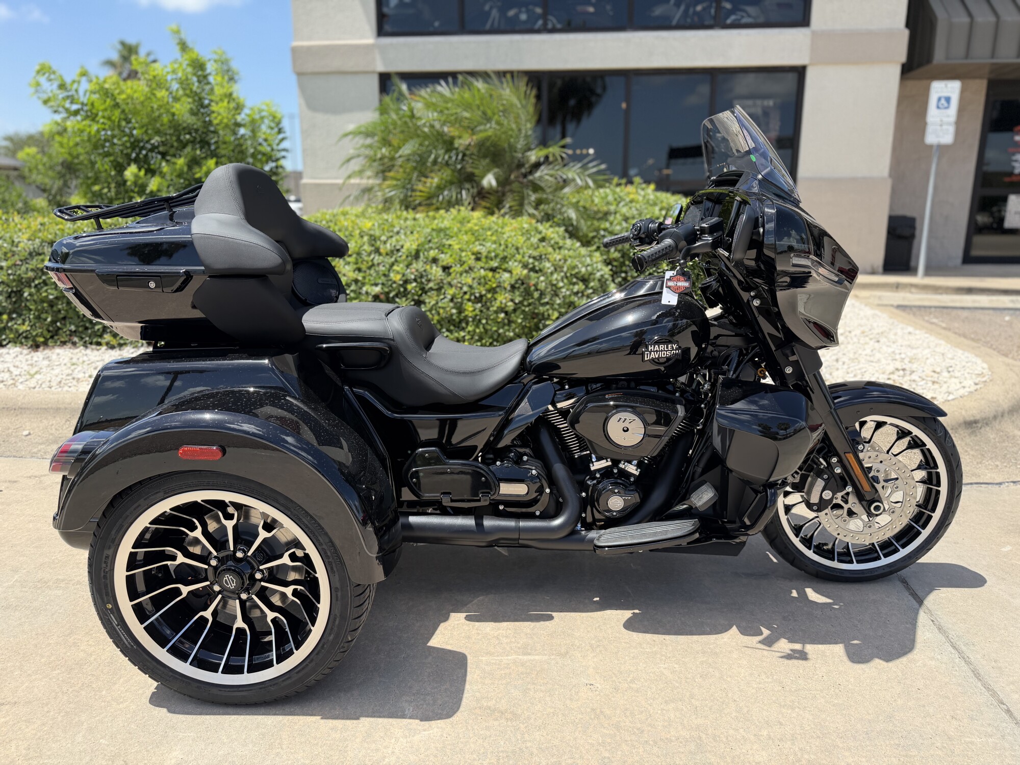 2026 Harley-Davidson® Street Glide 3 Limited Vivid Black Black Trim