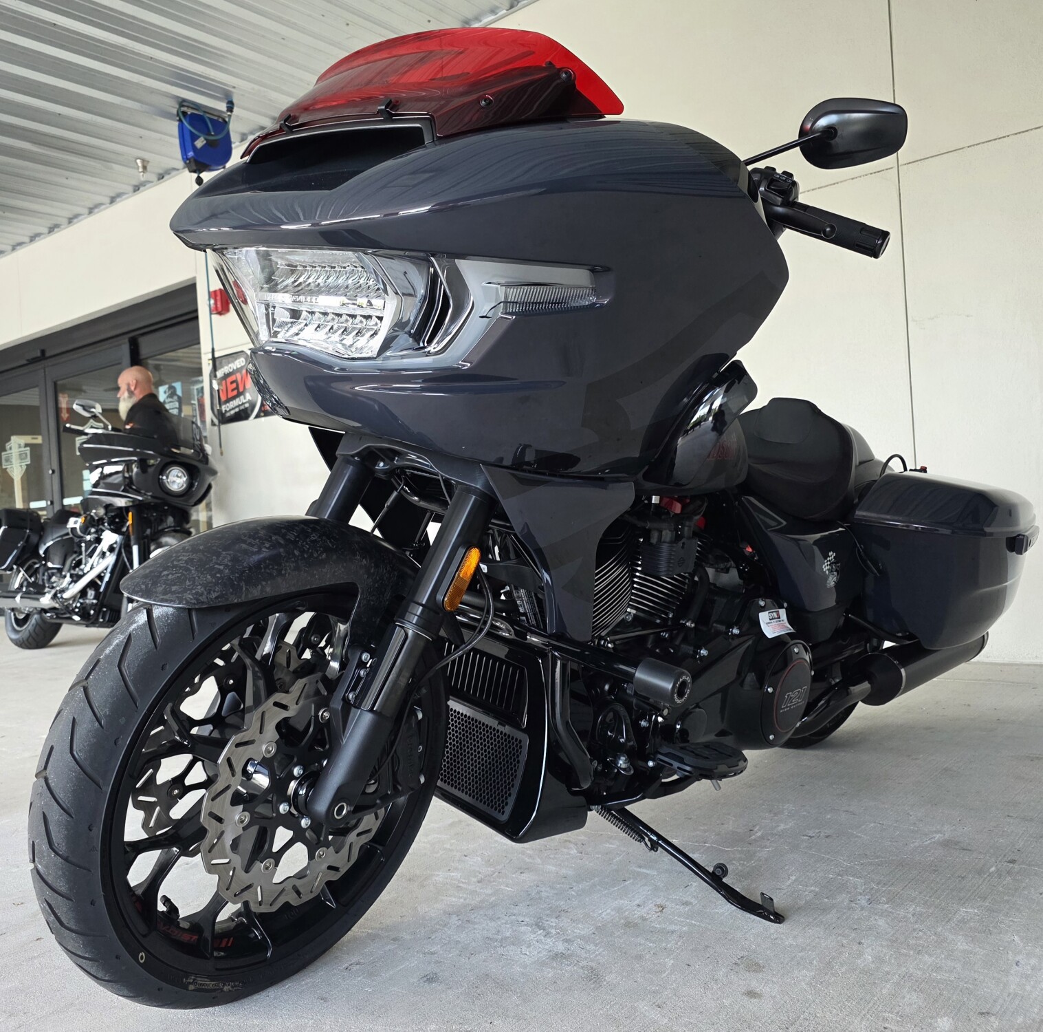 2026 Harley-Davidson® CVO Road Glide ST Inferno Gray, photo 9