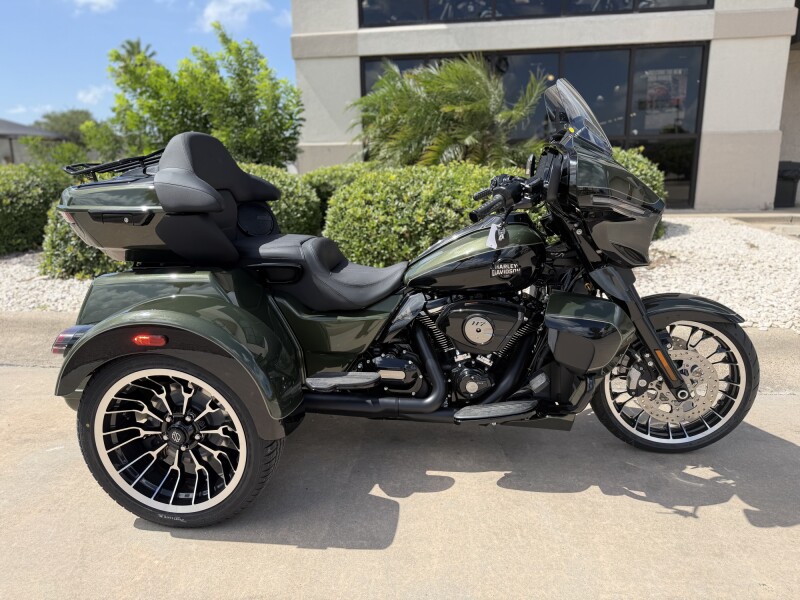 2026 Harley-Davidson® Street Glide 3 Limited Olive Steel Metallic / Vivid Black Black Trim