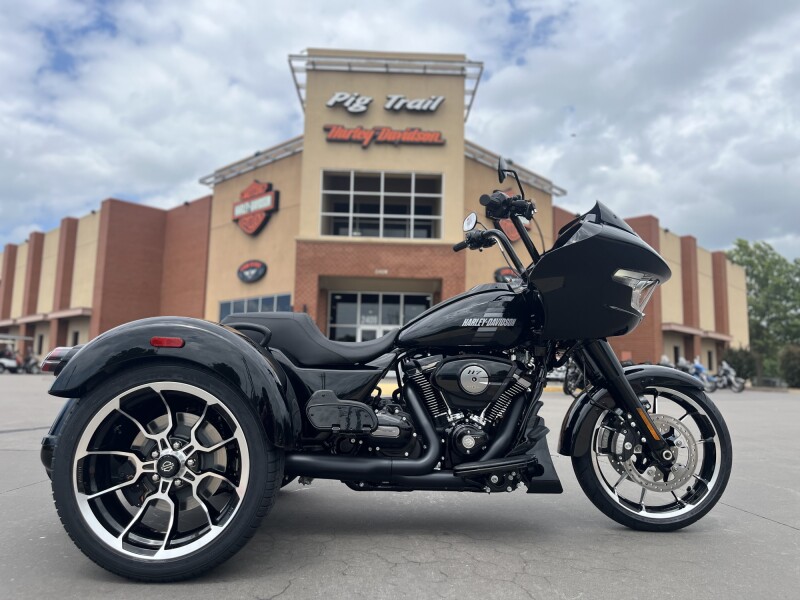 2026 Harley-Davidson® FLTRT Road Glide 3 Vivid Black