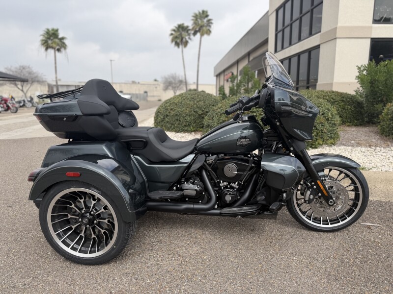 2026 Harley-Davidson® Street Glide 3 Limited Iron Horse Metallic Chrome Trim