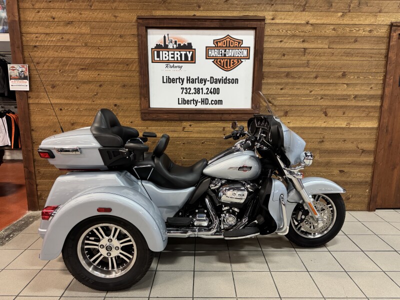 2023 Harley-Davidson® Tri Glide® Ultra Atlas Silver Metallic FLHTCUTG