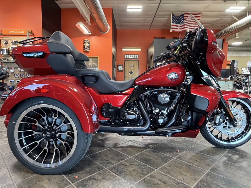 2026 Harley-Davidson® Street Glide 3 Limited Brilliant Red Chrome Trim