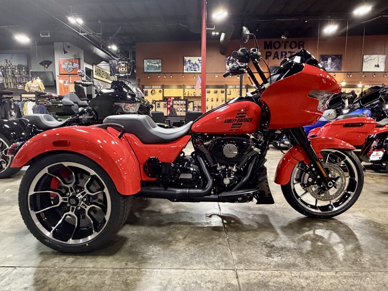 2026 Harley-Davidson® Road Glide 3 Blood Orange