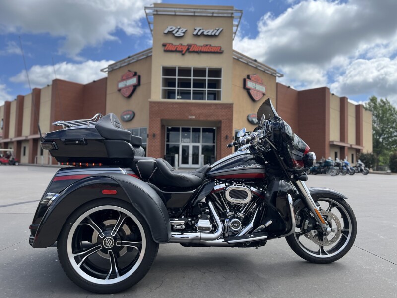 2020 Harley-Davidson® CVO™ FLHTCUTG Tri Glide® Blizzard White Pearl w/ Lightning Silver 952222