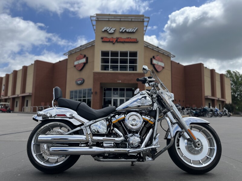 2025 Harley-Davidson® FLSTFI Fat Boy® Gray Ghost Reflection 024022