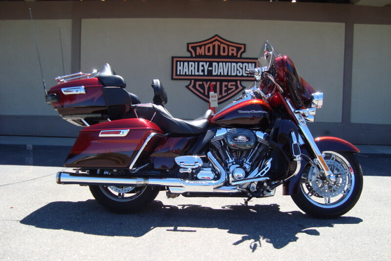 2014 Harley-Davidson® CVO™ Electra Glide Ultra Limited® Burgundy Blaze and Typhoon Maroon with Drago