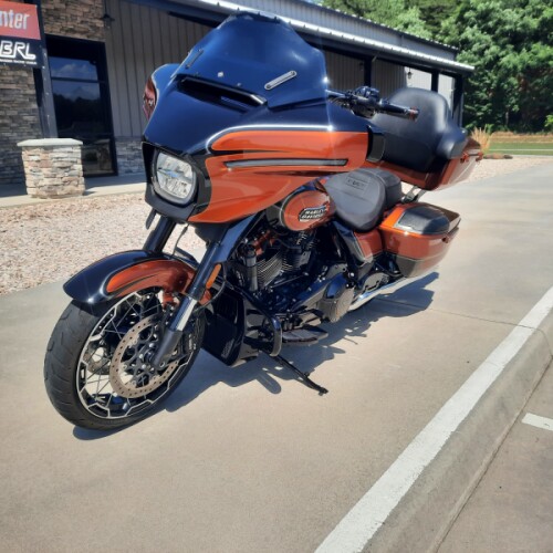 2023 Harley-Davidson® CVO™ Street Glide® Whiskey Neat w/Raven Metallic thumb 3