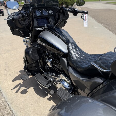 2021 Harley-Davidson® Tri Glide® Ultra GAUNT GRY MET/VIV BK W/12 D thumb 0
