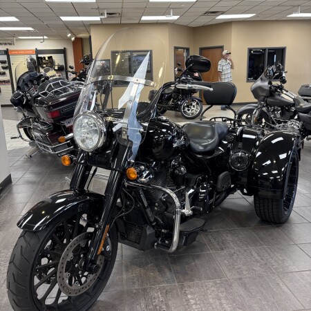 2023 Harley-Davidson® Freewheeler® Vivid Black thumb 1