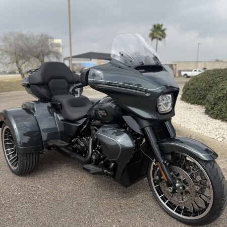 2026 Harley-Davidson® Street Glide 3 Limited Iron Horse Metallic Chrome Trim thumb 3