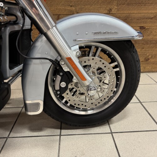 2023 Harley-Davidson® Tri Glide® Ultra Atlas Silver Metallic FLHTCUTG thumb 1