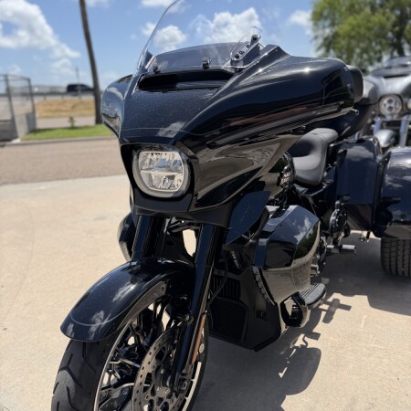 2026 Harley-Davidson® Street Glide 3 Limited Vivid Black Black Trim thumb 2