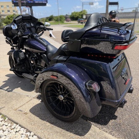 2025 Harley-Davidson® Tri Glide® Ultra Mystic Shift - Black Finish thumb 0