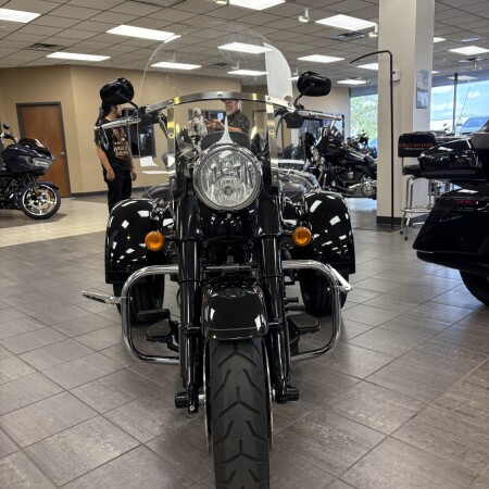 2023 Harley-Davidson® Freewheeler® Vivid Black thumb 2