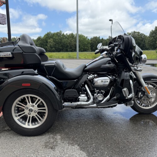 2021 Harley-Davidson® Tri Glide® Ultra Vivid Black thumb 2