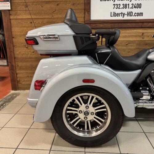 2023 Harley-Davidson® Tri Glide® Ultra Atlas Silver Metallic FLHTCUTG thumb 0