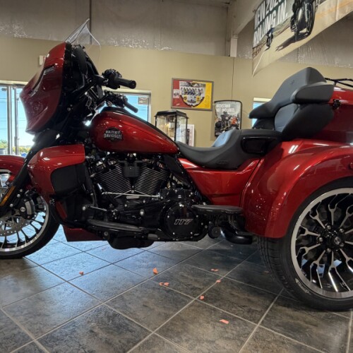 2026 Harley-Davidson® Street Glide 3 Limited Brilliant Red Chrome Trim thumb 2